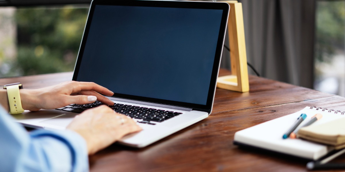 Jak zorganizować ergonomiczne stanowisko do pracy zdalnej? Kompletny przewodnik