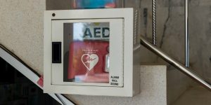 Defibrylator w biurze - obowiązek czy dobra praktyka? Przewodnik dla pracodawców