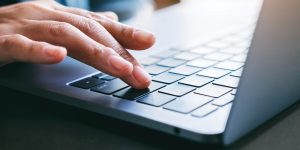 Jak wybrać dobry laptop do pracy zdalnej? Praktyczny poradnik