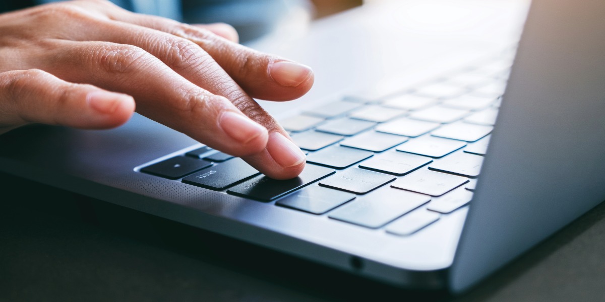 Jak wybrać dobry laptop do pracy zdalnej? Praktyczny poradnik